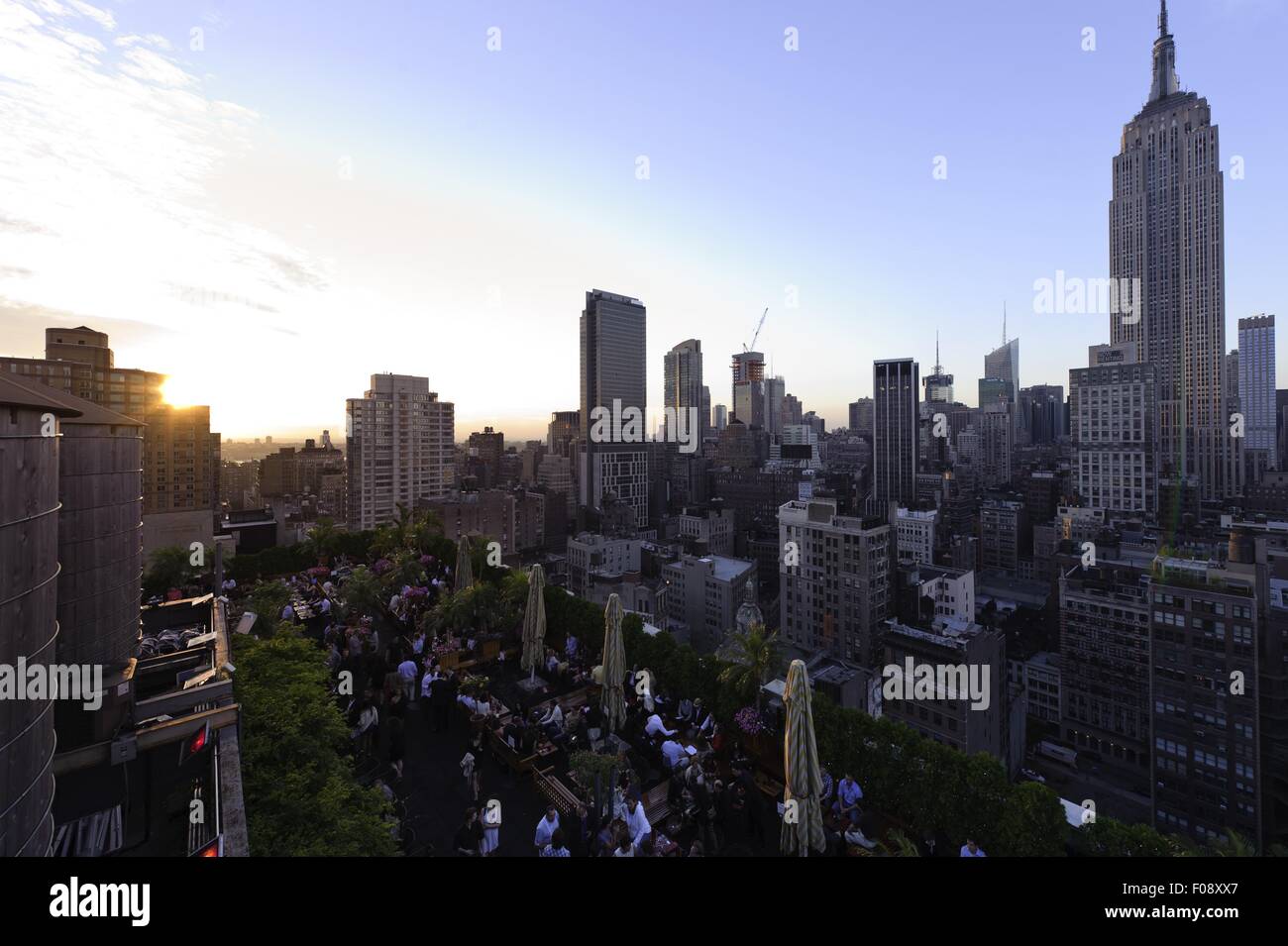 Ansicht des Stadtbildes mit Blick auf Menschen sitzen auf der Dachterrasse mit Bar in New York, USA Stockfoto