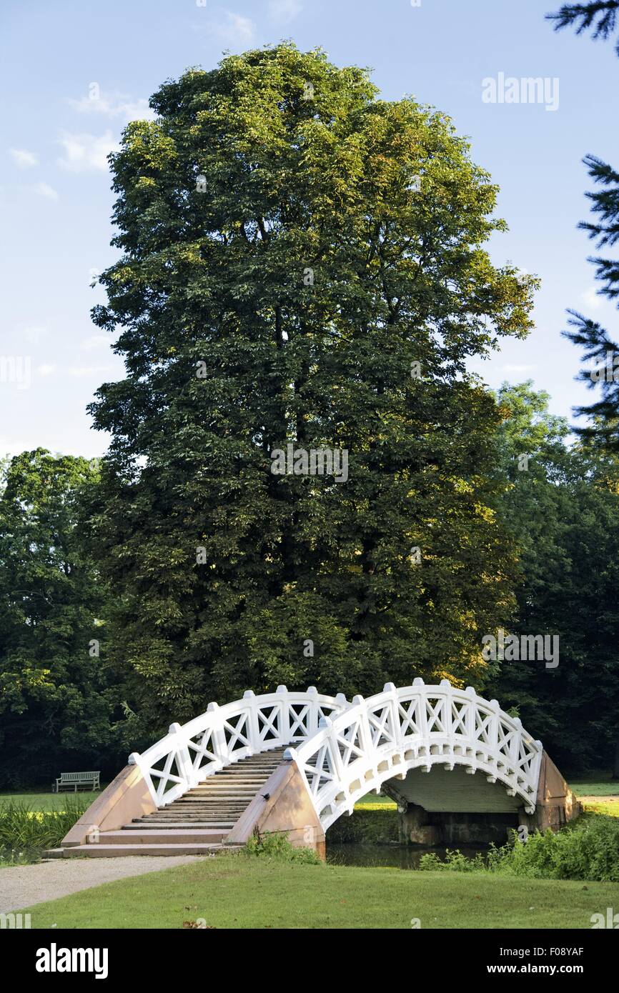 Weiße Garten Brücke in Schloss Schwetzingen, Deutschland
