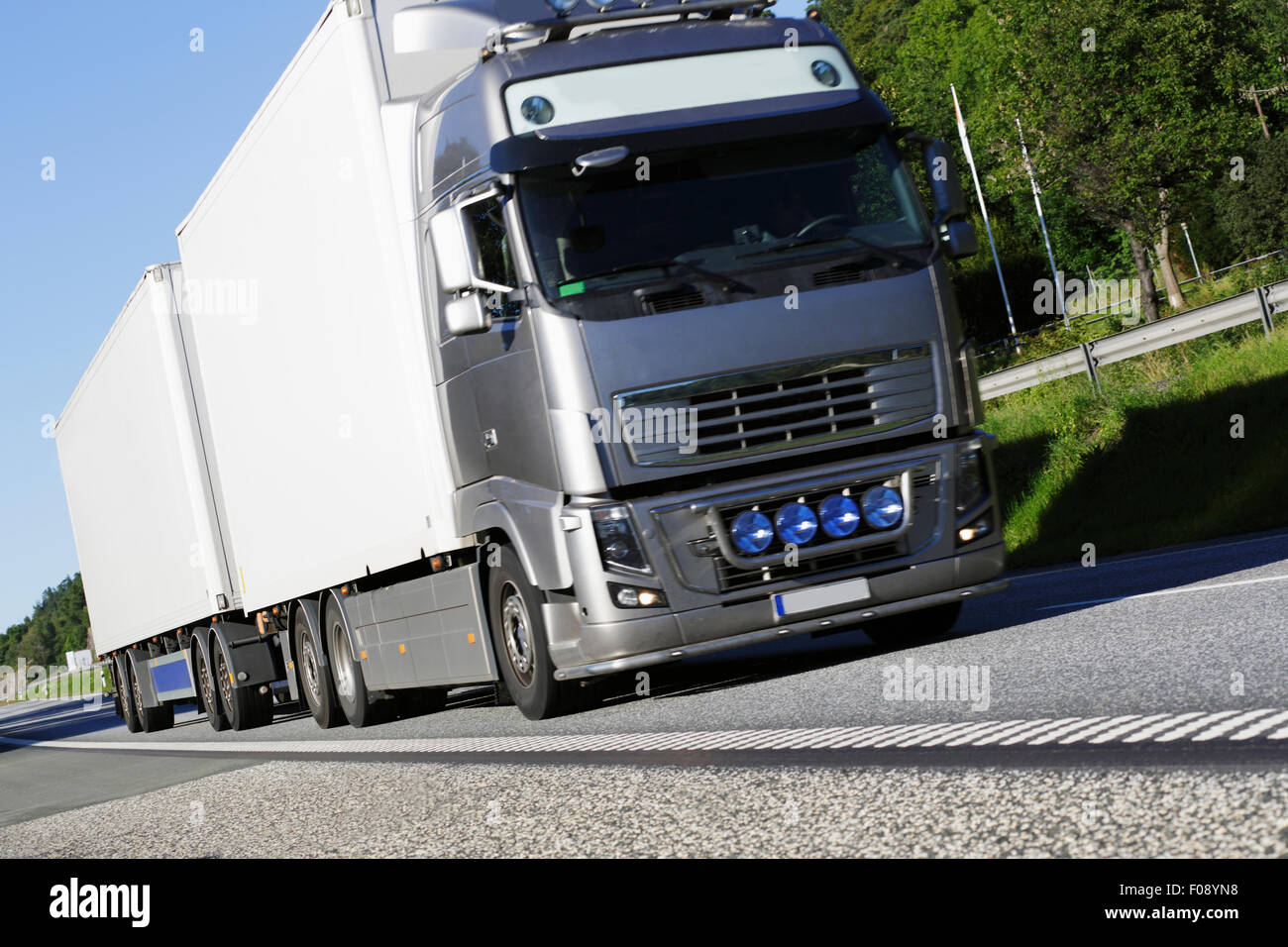 große LKW unterwegs, Nahaufnahmen Stockfoto