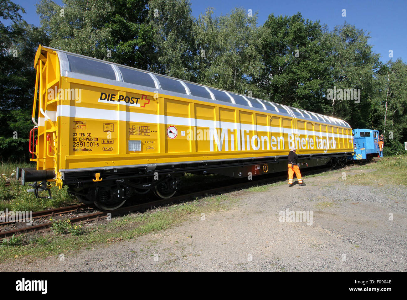 Die erste von insgesamt 55 Fracht Wagen für die Schweizerische Post auf dem Weg zu einem gleiten auf dem Gelände der Firma Waggonbau Niesky Niesky, Deutschland, 31. Juli 2015. Das Unternehmen mit seinen 279 Mitarbeitern ist derzeit auch Herstellung verschiebbare Wand Waggons für die Schweizer Firma Transwaggon sowie Autotransporter für Deutsche Bahn Frachtfluggesellschaft DB Schenker Rail und italienischen Unternehmen Sitfa. Die Schlitten-Hersteller wollen entwickeln und bauen innovative Schienenfahrzeuge in Zukunft in Zusammenarbeit mit einem Partner in Peking, China. Foto: Jens Trenkler/Dpa - NO-Draht-Dienst- Stockfoto