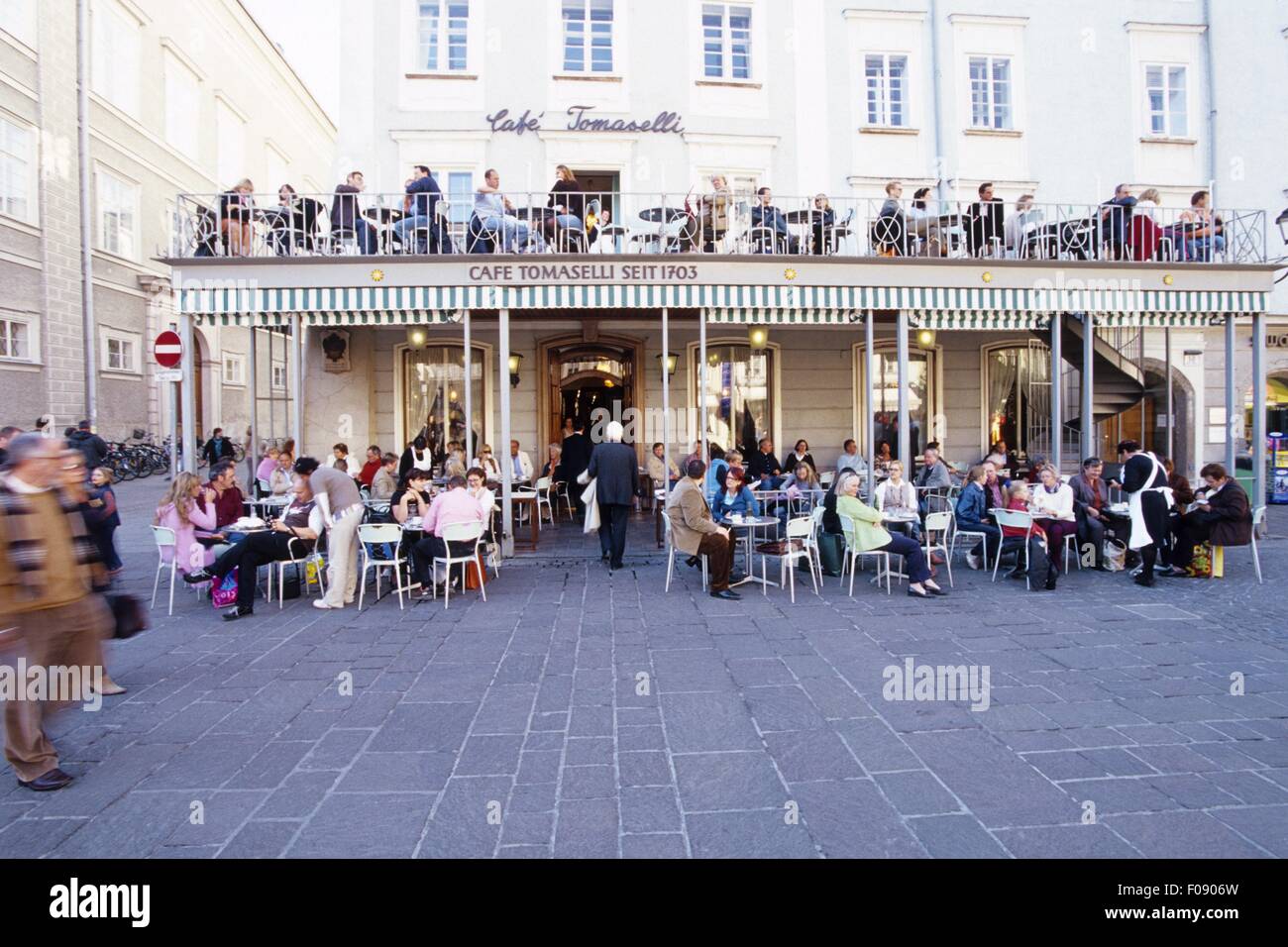 Menschen, die Essen im Café Tomaselli auf dem Alter Markt, Salzburg, Österreich Stockfoto