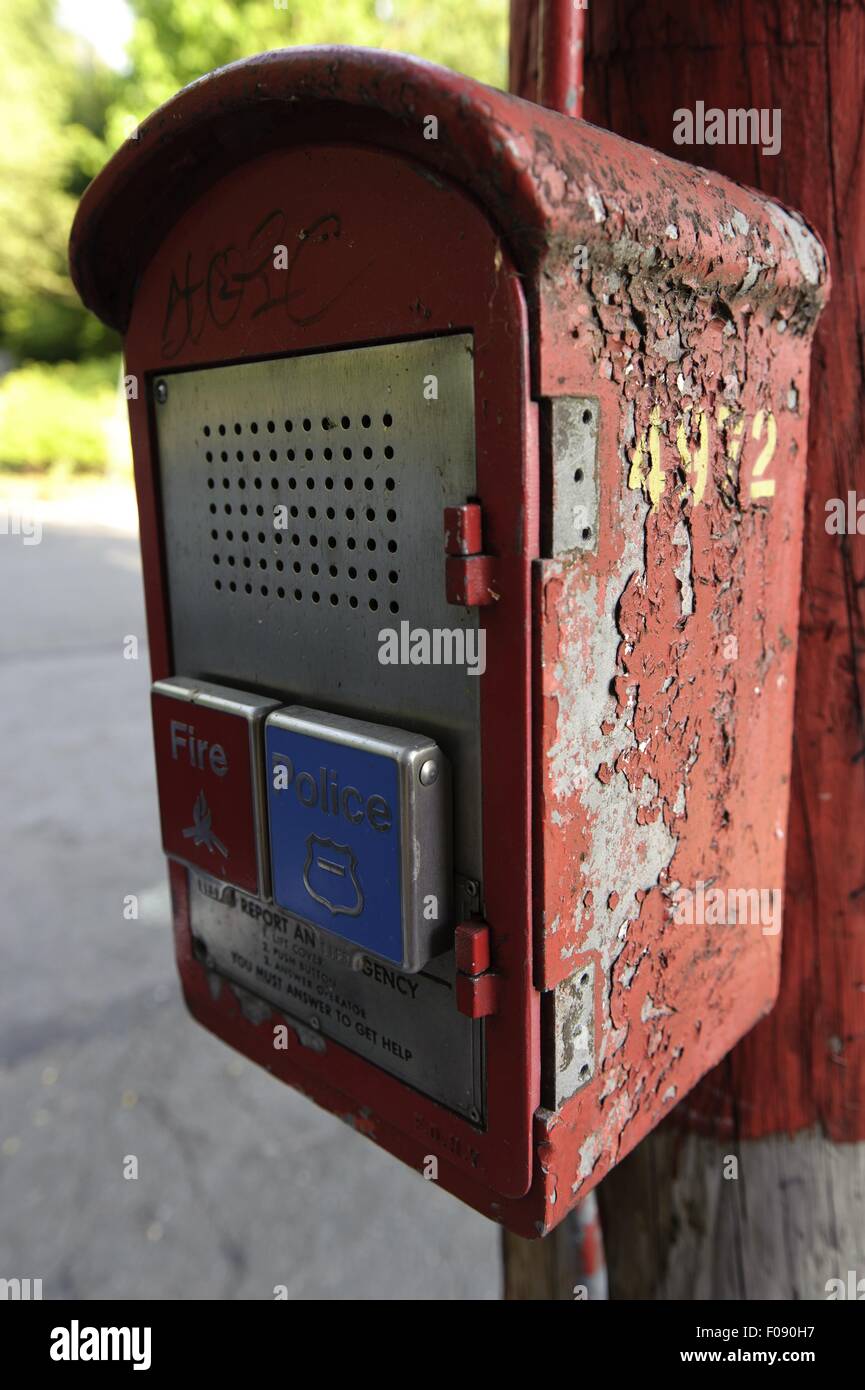 Nahaufnahme von roten alten Notrufsaule in Riverdale Bronx, New York, USA Stockfoto