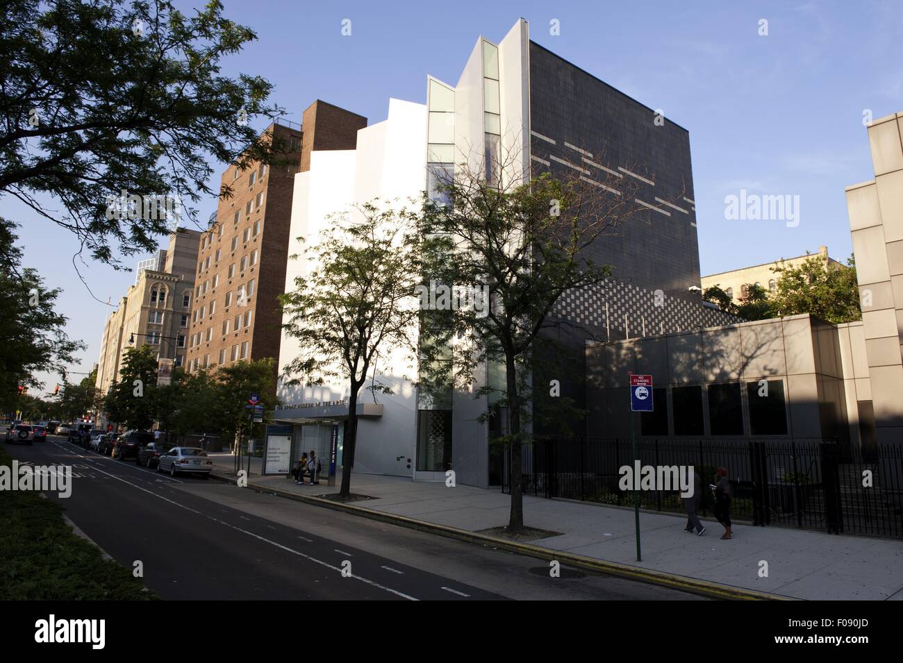 Blick auf Bronx Museum und Street, New York, Vereinigte Staaten Stockfoto