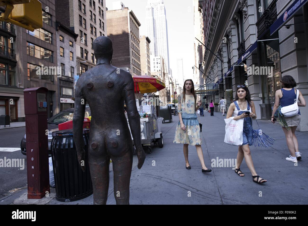 Zwei Frauen, Blick auf die Statue beim gehen auf der Straße in New York, USA Stockfoto