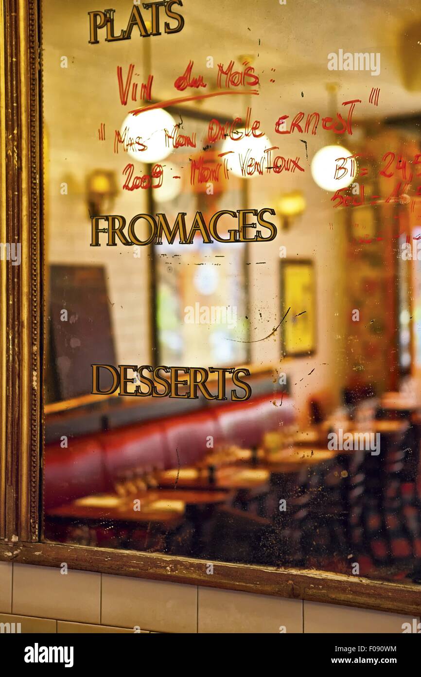 Menü geschrieben am Spiegel im französischen Bistro, Frankreich Stockfoto
