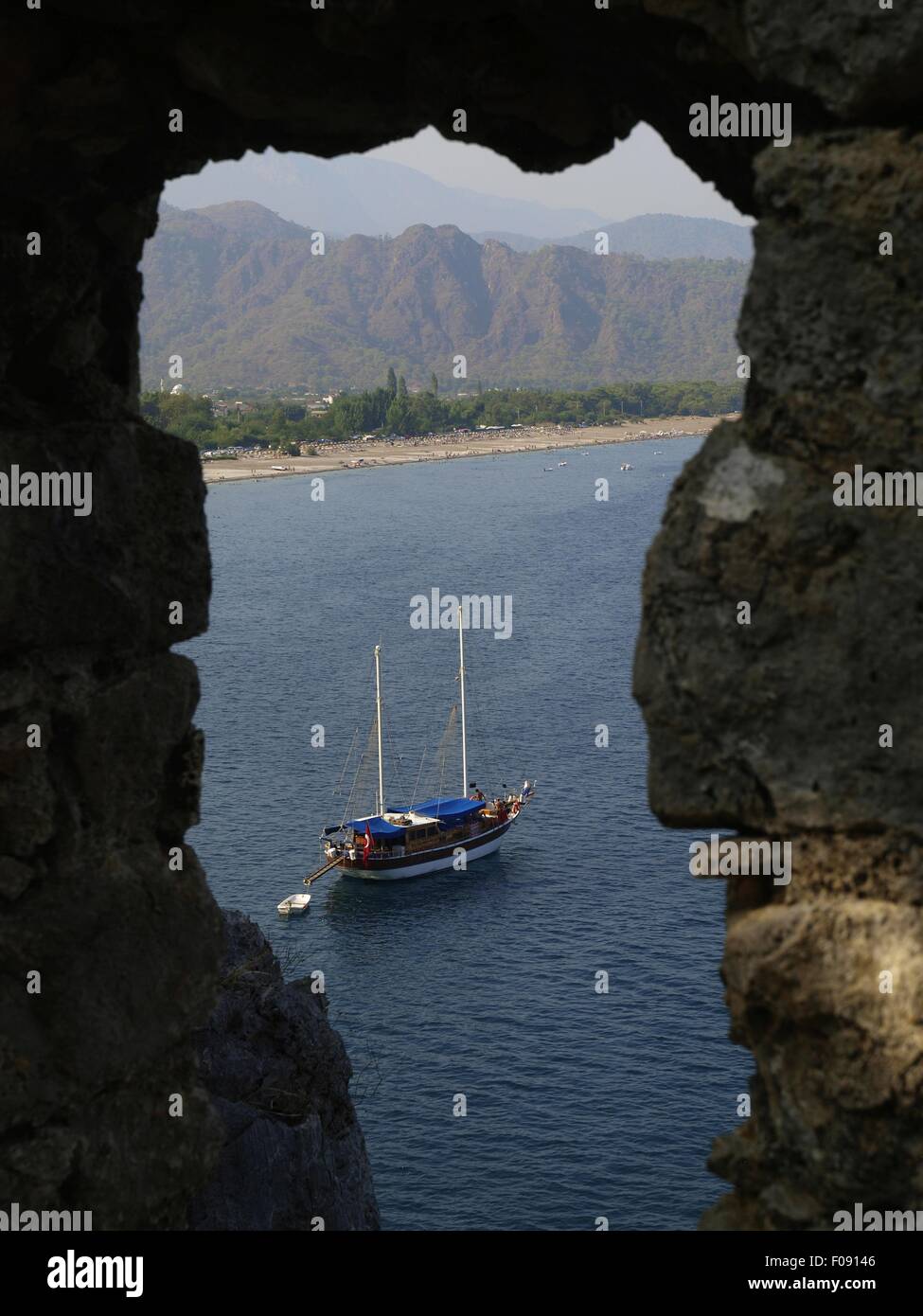 Blick auf Boot im Meer aus zerstörten Stadt Olympos, Lykien, Türkei Stockfoto