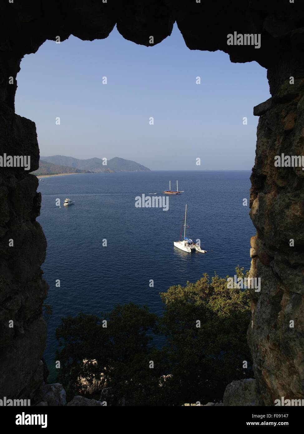 Blick auf Boot im Meer aus zerstörten Stadt Olympos, Lykien, Türkei Stockfoto