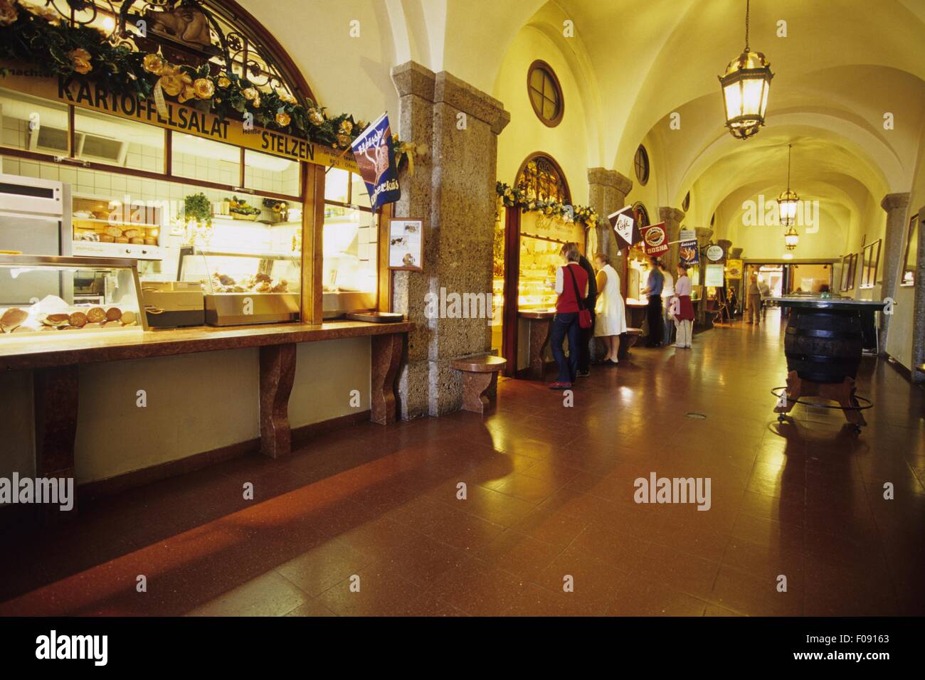 Self-service-Stall in der Brauerei Augustiner Brau, Salzburg, Österreich Stockfoto