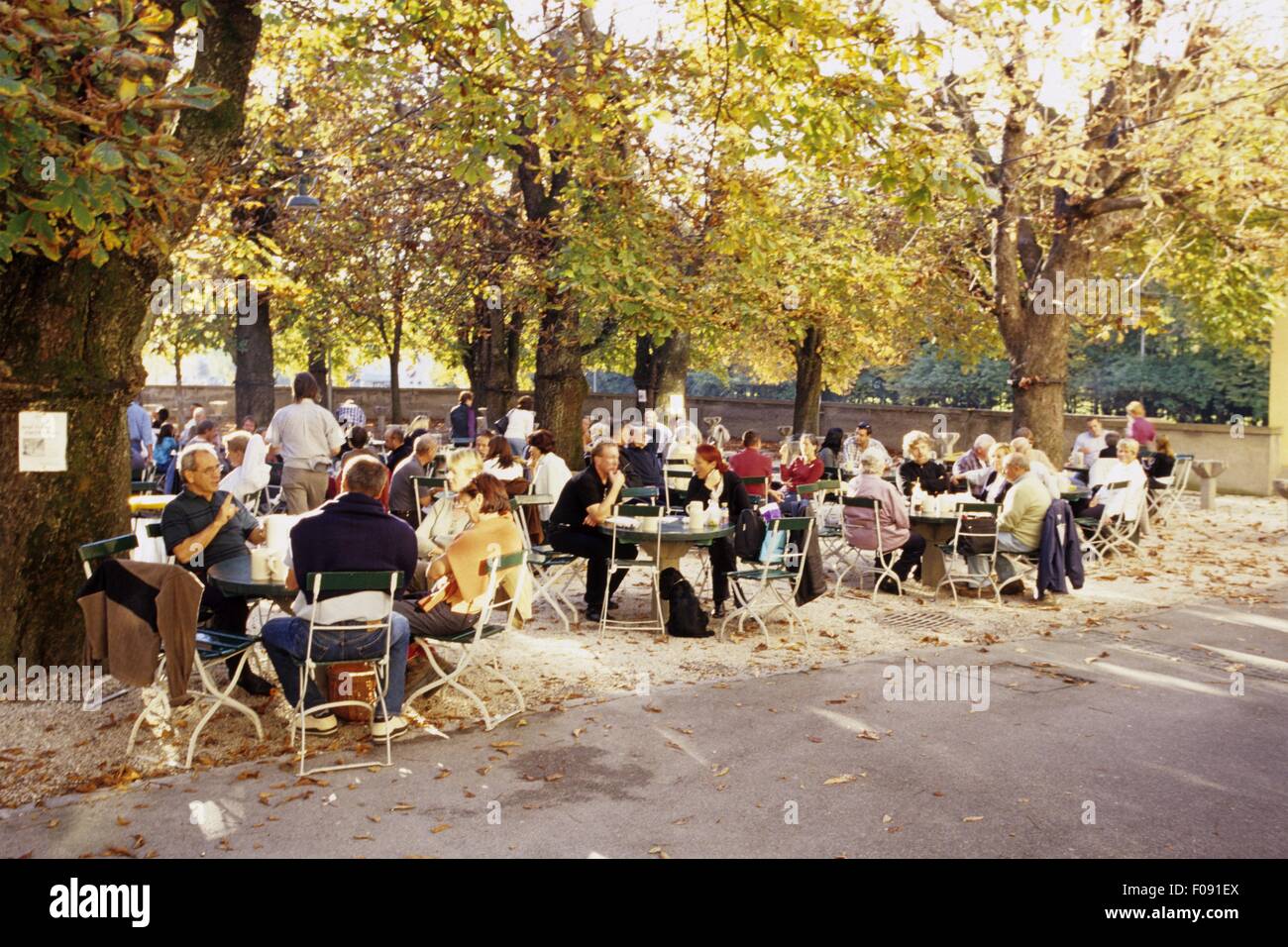 Menschen Im Biergarten Im Innenhof Des Augustiner Brau Salzburg Osterreich Stockfotografie Alamy