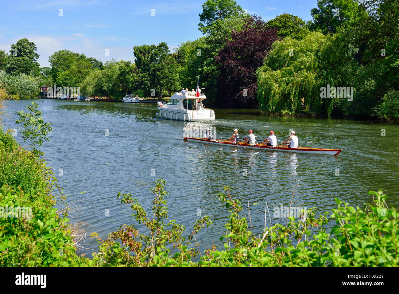 Jeanneau Bootsfahrt Prestige 32 Boot und Ruderboot auf Themse, Runnymede, Surrey, England, Vereinigtes Königreich Stockfoto