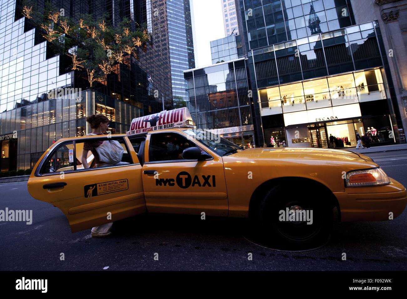 Frau im Taxi am Times Square in New York, USA Stockfoto