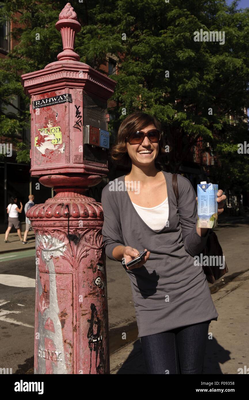 Glückliche Frau stehend auf Street in SoHo, New York Stockfoto
