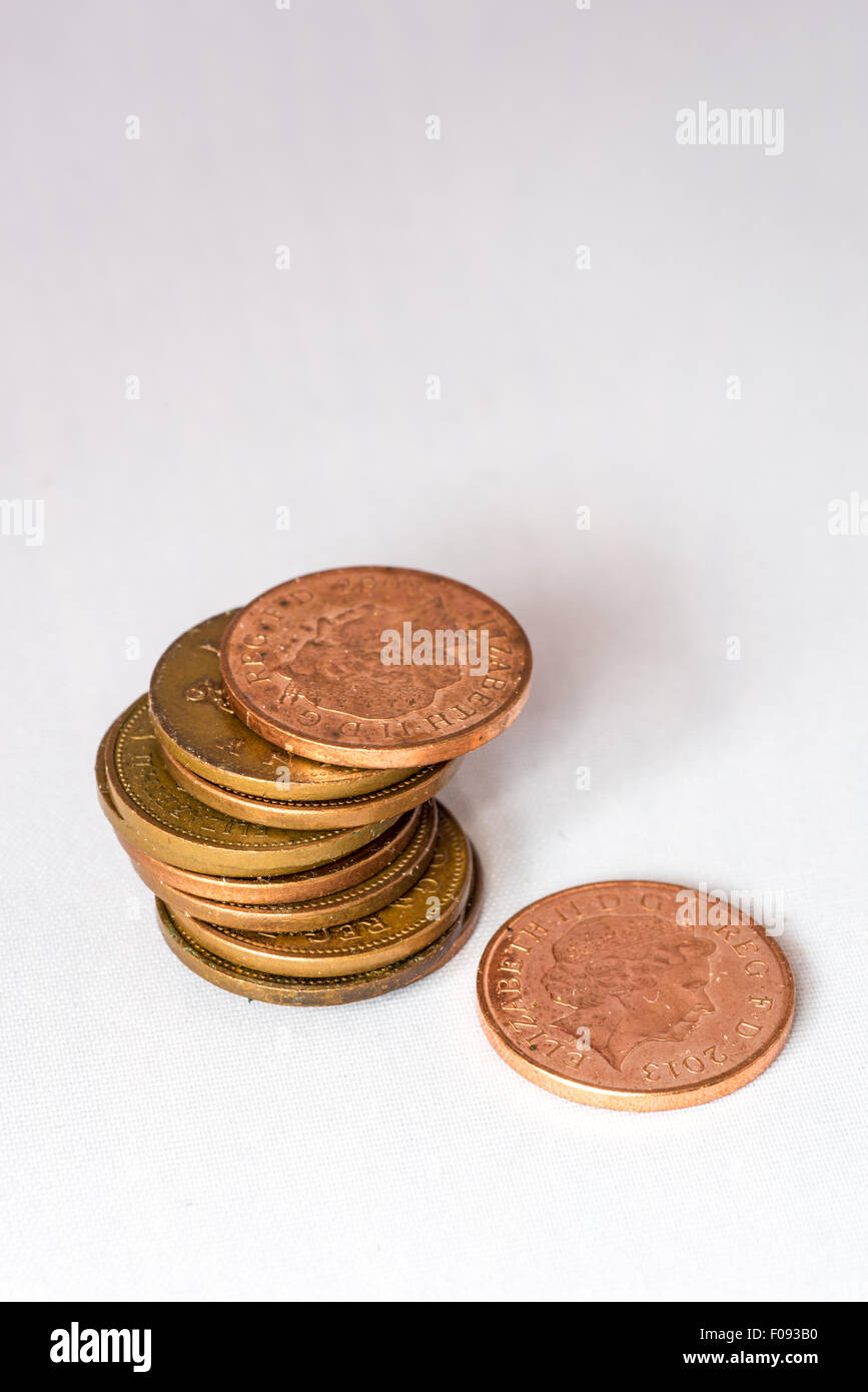 Einen kleinen Stapel von 1-p-Münzen mit einem weißen Hintergrund Stockfoto