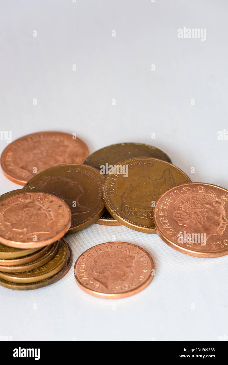Einen kleinen Stapel von 1-p und 2p-Münzen mit einem weißen Hintergrund Stockfoto