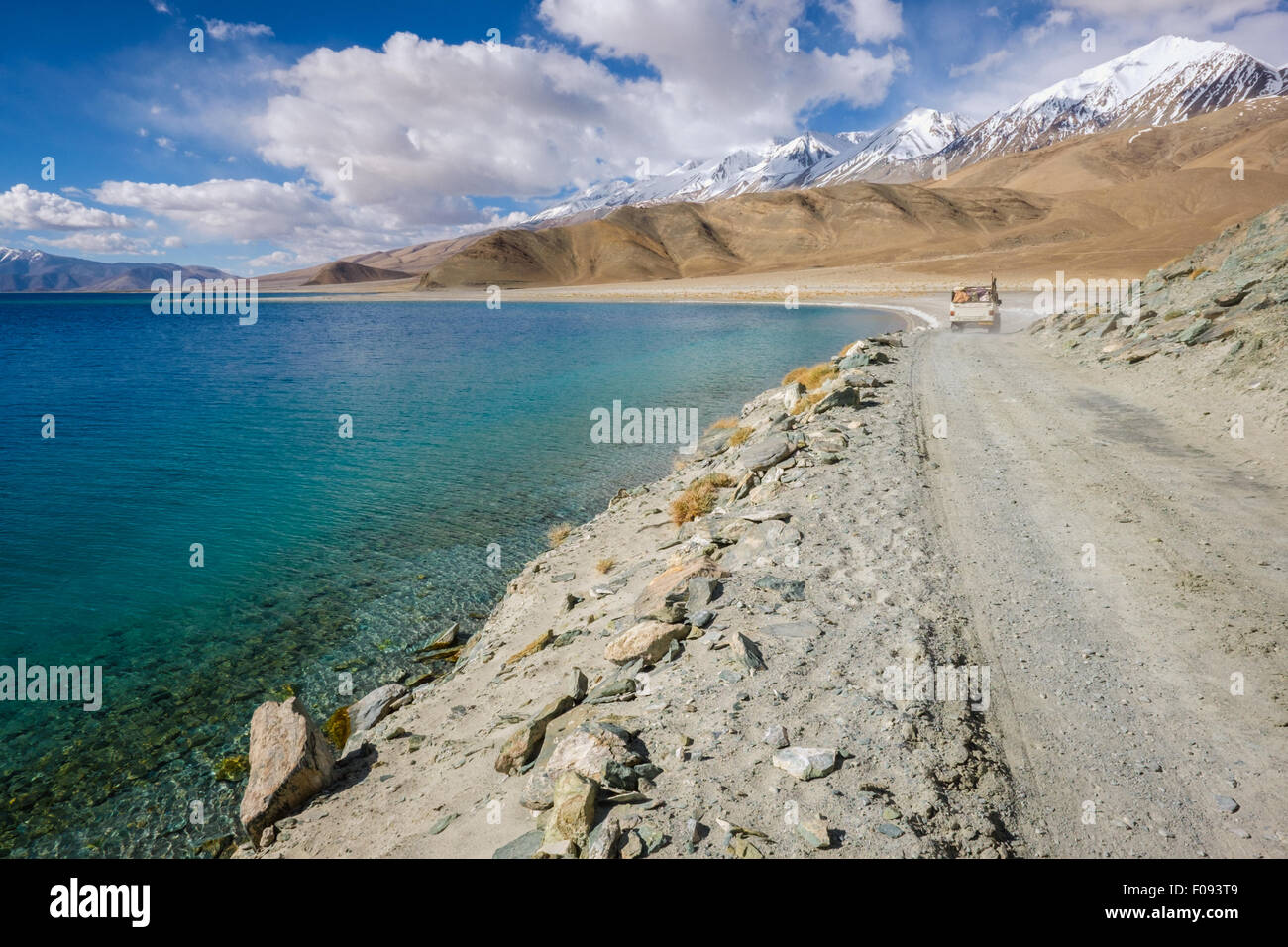 Ein van fährt um den Rand des Pangong Lake in Ladakh, einer abgelegenen Gegend von Indien, die tibetischen China grenzt. Stockfoto