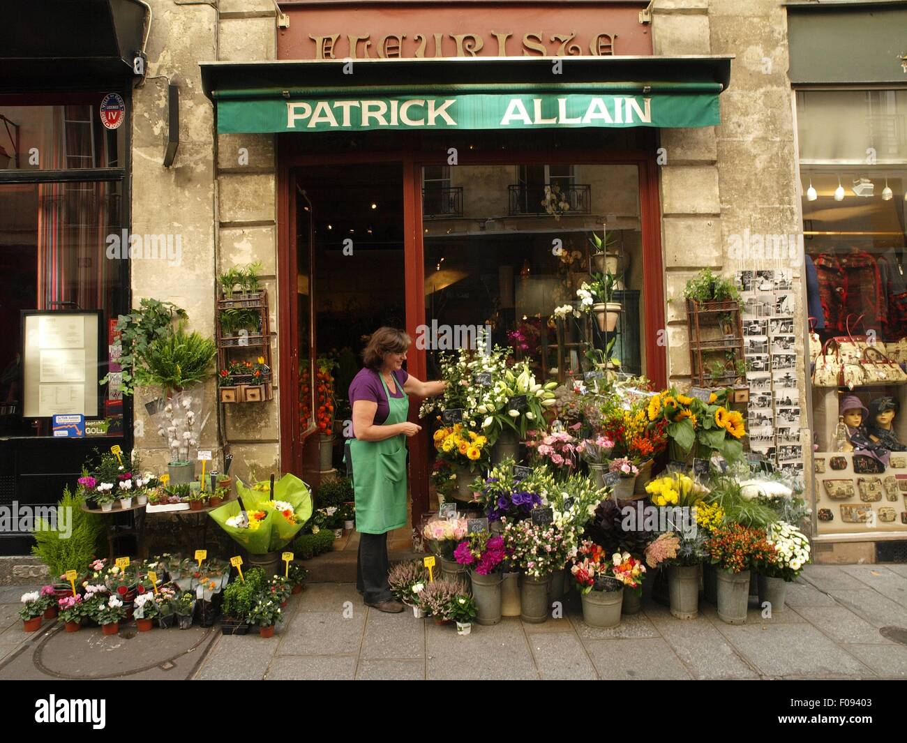 Frau am Blumengeschäft in Ile Saint-Louis, Paris, Frankreich Stockfoto
