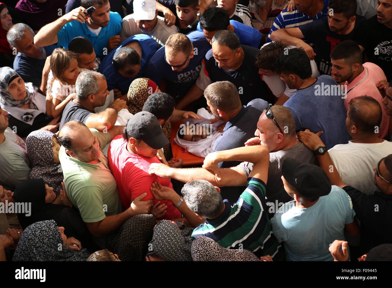 Ramallah, Westjordanland, Palästinensische Gebiete. 10. August 2015. Trauernde tragen den Körper des palästinensischen Anas Taha während seiner Beerdigung in der Westbank Ramallah, 10. August 2015. Israelische Truppen erschossen tot Taha, die einen Mann an einer Tankstelle in der besetzten Westbank am Sonntag an einer Hauptstraße in der Nähe von Jerusalem erstochen, teilte die Polizei Kredit: Shadi Hatem/APA Bilder/ZUMA Draht/Alamy Live News Stockfoto