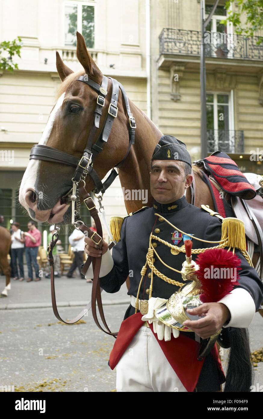 14 Juillet nationalen Reiter in Uniform mit Zaumzeug des Pferdes, Paris, Frankreich Stockfoto