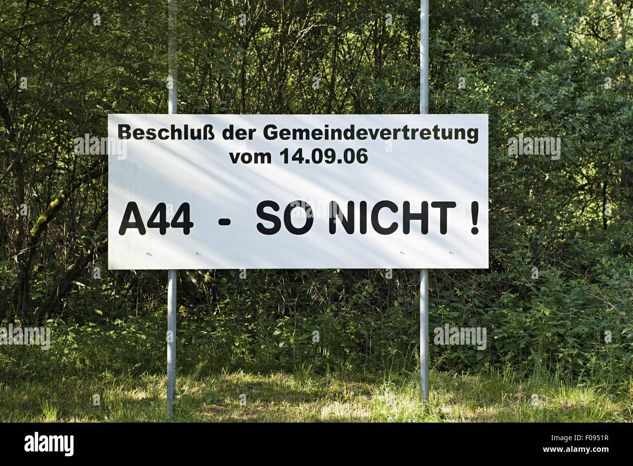 Schild der A 44 Protest, Helsa, Hessen, Deutschland Stockfoto
