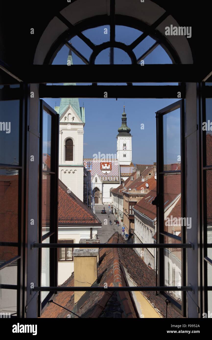 Blick auf St.-Markus Kirche aus dem Fenster in Zagreb, Kroatien Stockfoto