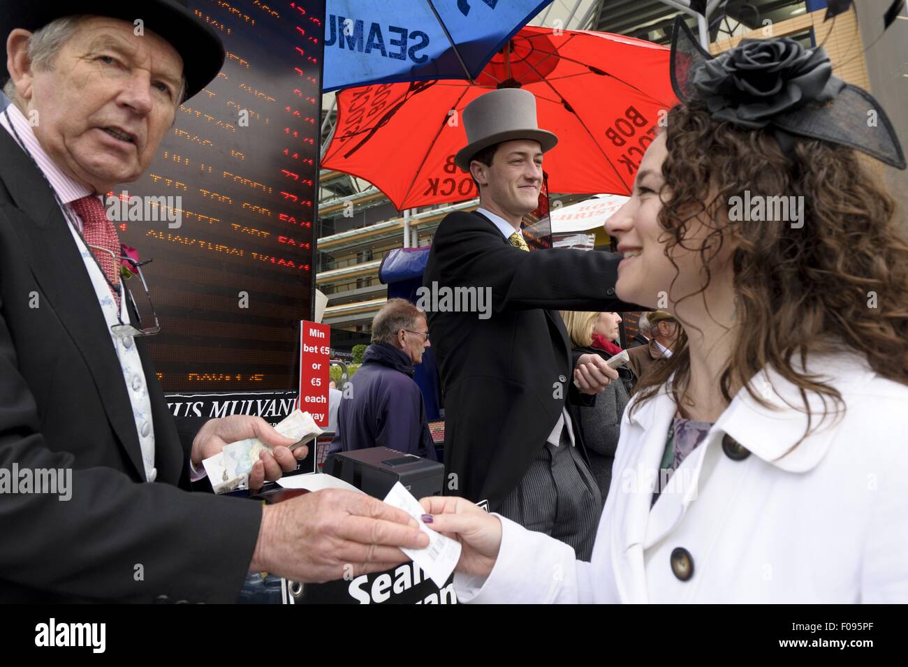 Menschen in Ascot Racecourse, Berkshire, London, UK Stockfoto