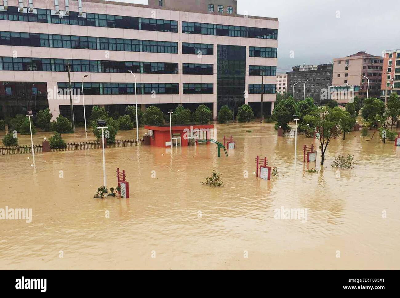 Wenzhou, Zhejiang, CHN. 10. August 2015. Ningxiang, CHINA - 9. August 2015: (Nur zur redaktionellen Verwendung. CHINA OUTï¼‰Roads und Gebäude in Shuitou Stadt Haven ertrunken. Nr. 13 Taifun '' Soudelor'' beeinflusst stark 63 Städte in Pingyang, Wencheng, Taishun mit Schlammlawinen und sintflutartigen Überschwemmungen, 140 Häuser, 530000 und 210 Straßen zu zerstören. 12 Menschen starben und 5 verschwand in die Katastrophe. © SIPA Asien/ZUMA Draht/Alamy Live-Nachrichten Stockfoto