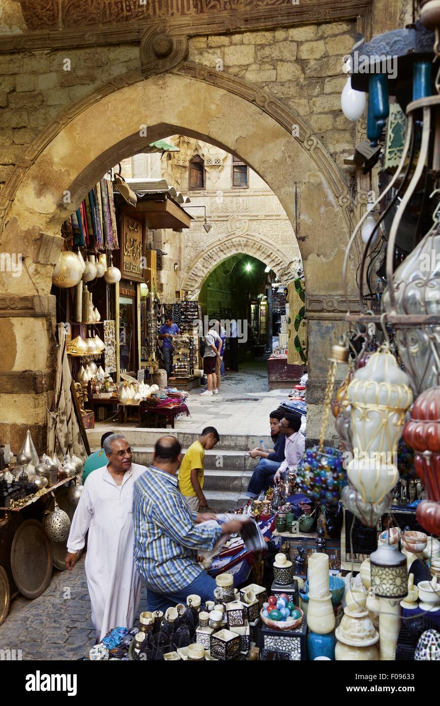 Menschen stehen in der Nähe von Marktständen im Khan el-Khalili-Basar, Kairo, Ägypten Stockfoto