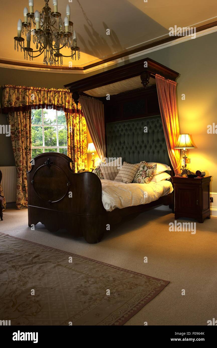 Bett mit Baldachin in einer Suite des Boath House Hotel in Schottland Stockfoto