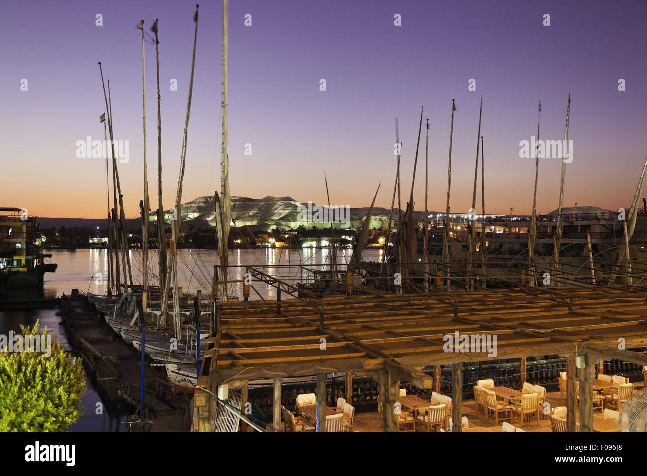 Blick auf den Nil, Boote und Tal der Könige in der Abenddämmerung, Luxor, Ägypten Stockfoto