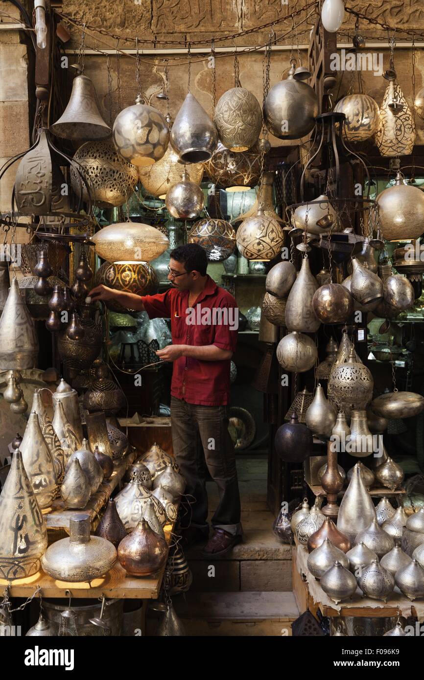 Mann im Orient Leuchten Shop im Khan El-Khalili-Basar, Kairo, Ägypten Stockfoto