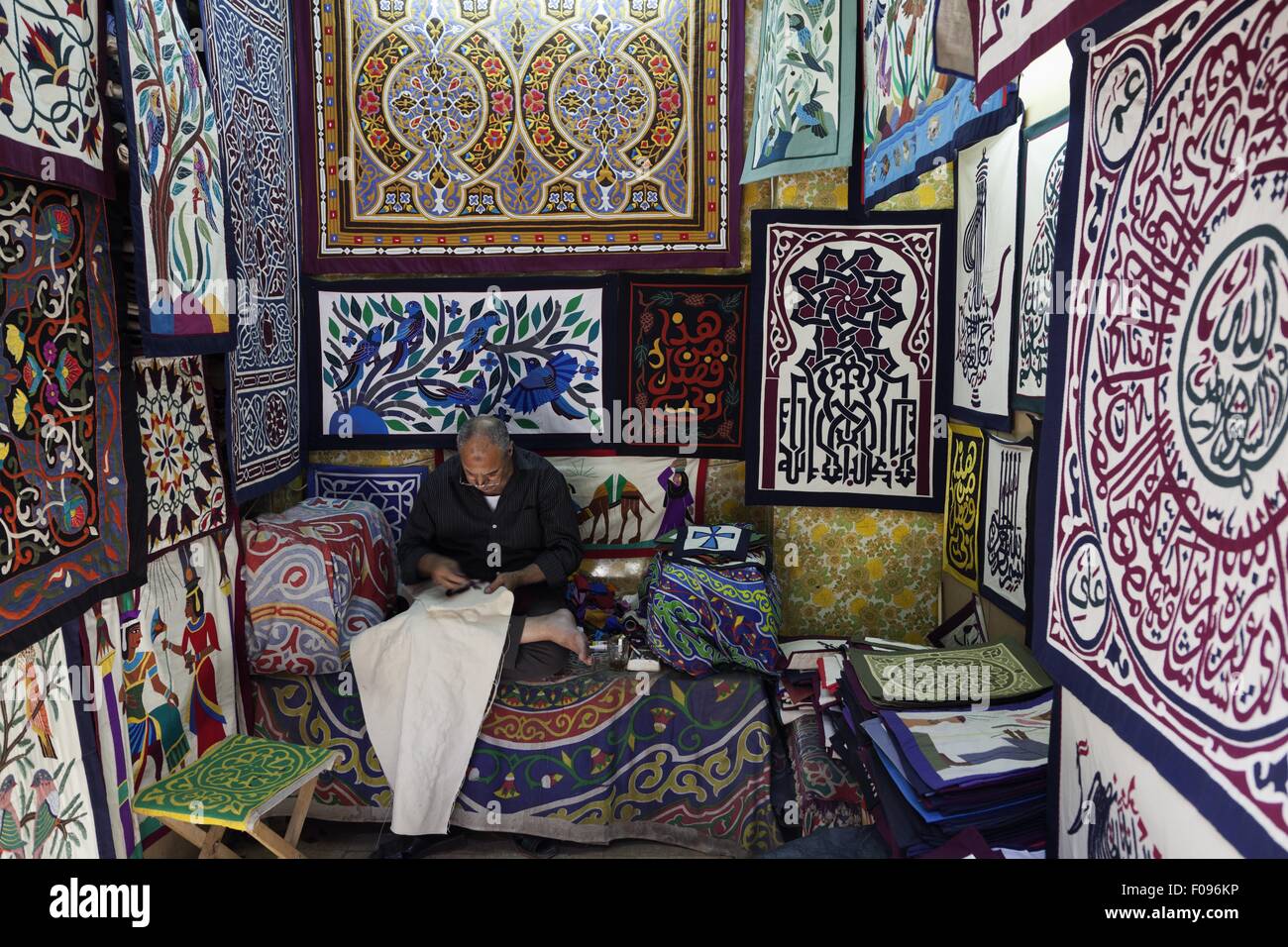 Mann, Verkauf von Stoffen im Basar an muslimischen Kairo, Ägypten Stockfoto