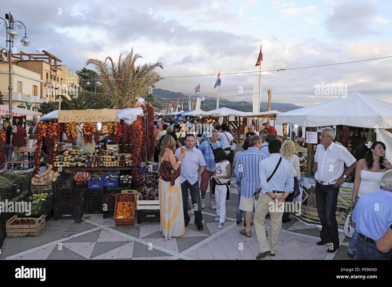Menschen Sie genießen Peperoncino Festival am Marktplatz in Diamante, Kalabrien, Italien Stockfoto