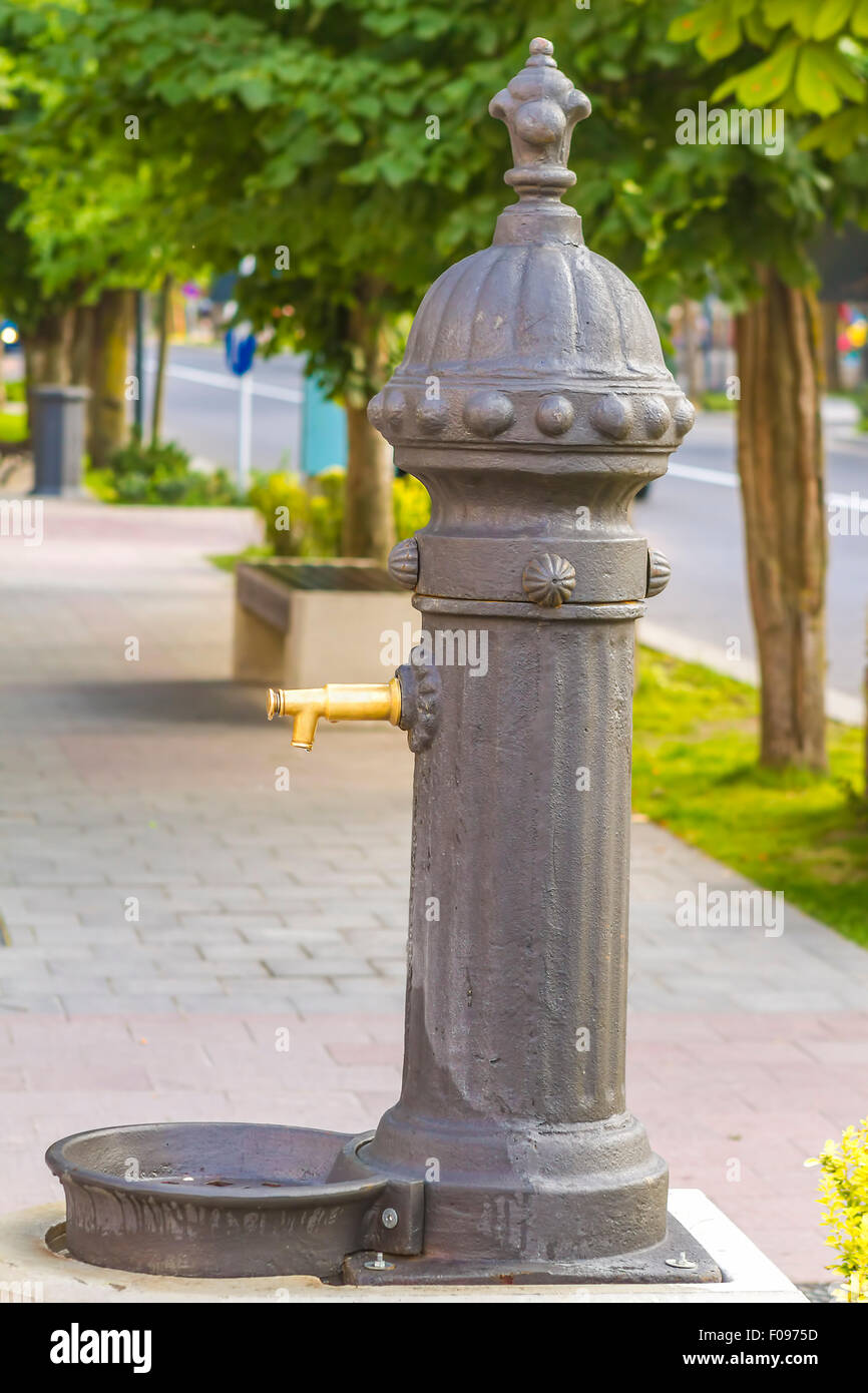 Öffentliche Trinkwasserhahn auf Straße Stockfoto