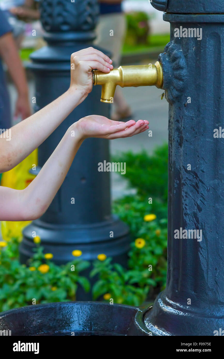 Öffentliche Trinkwasserhahn im Stadtpark Stockfoto