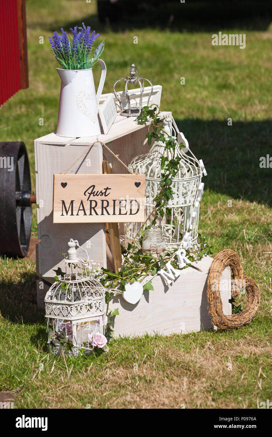 Just Married, Zeichen, Herr & Frau, Krug, Blumen und Vogelkäfige - bereit für die Hochzeit Dekorationen Stockfoto