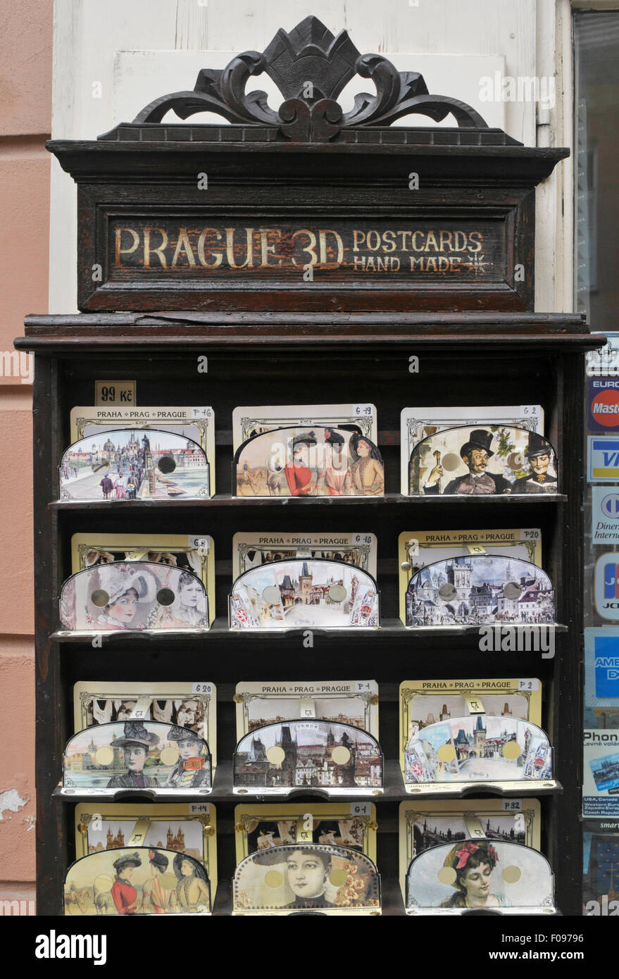 3D Postkarten zum Verkauf in Mala Strana, Prag, Tschechische Republik Stockfoto