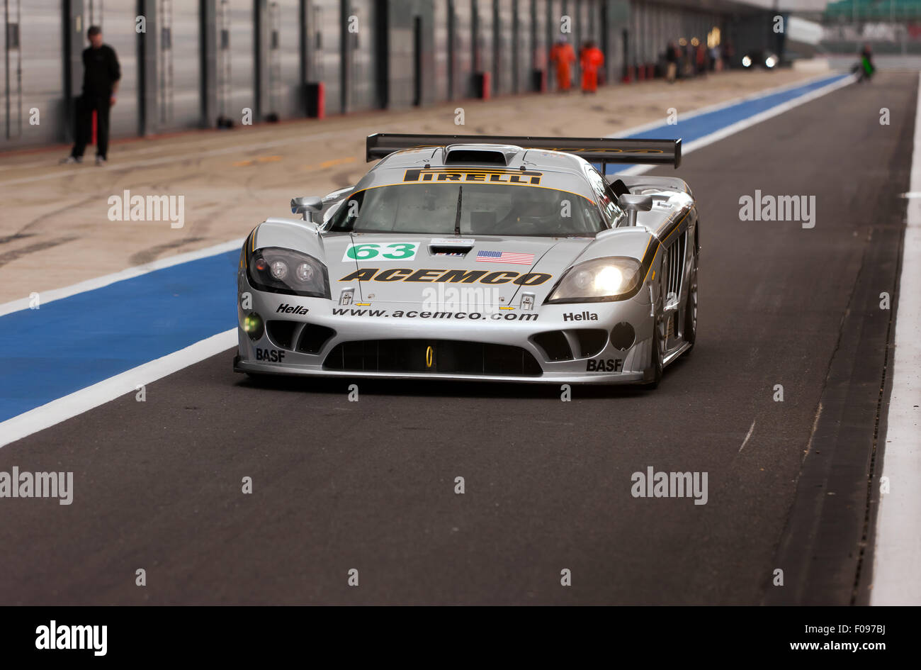 ACEMCO Motorsport Saleen S7R, in der internationalen Fahrerlager Boxengasse während einer Demo-Session bei der Silverstone Classic 2015 Stockfoto