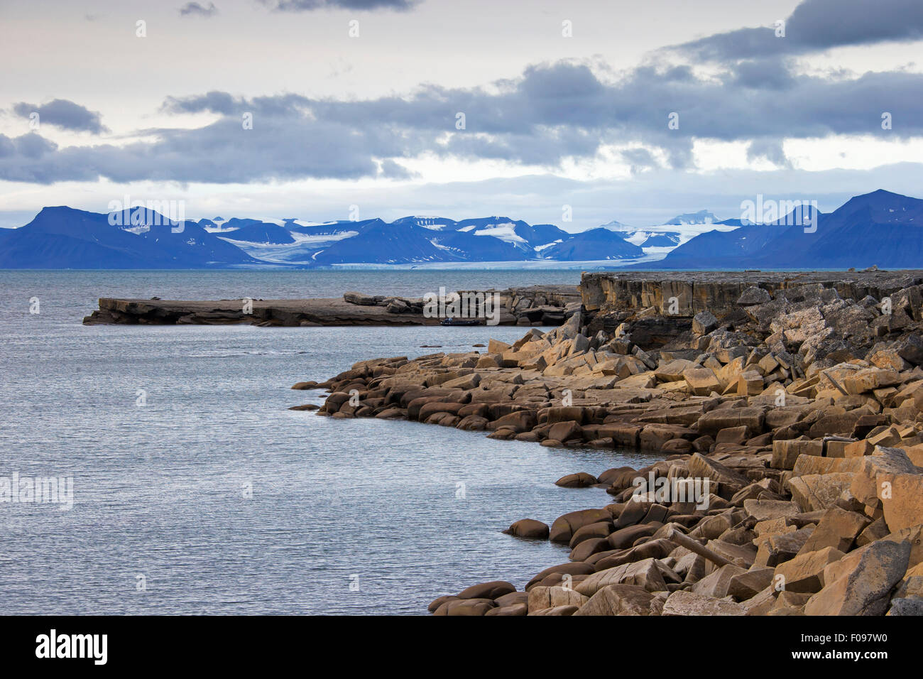Rock-Schichtung entlang der Küste von Boltodden, Kvalvagen, Svalbard / Spitzbergen, Norwegen Stockfoto