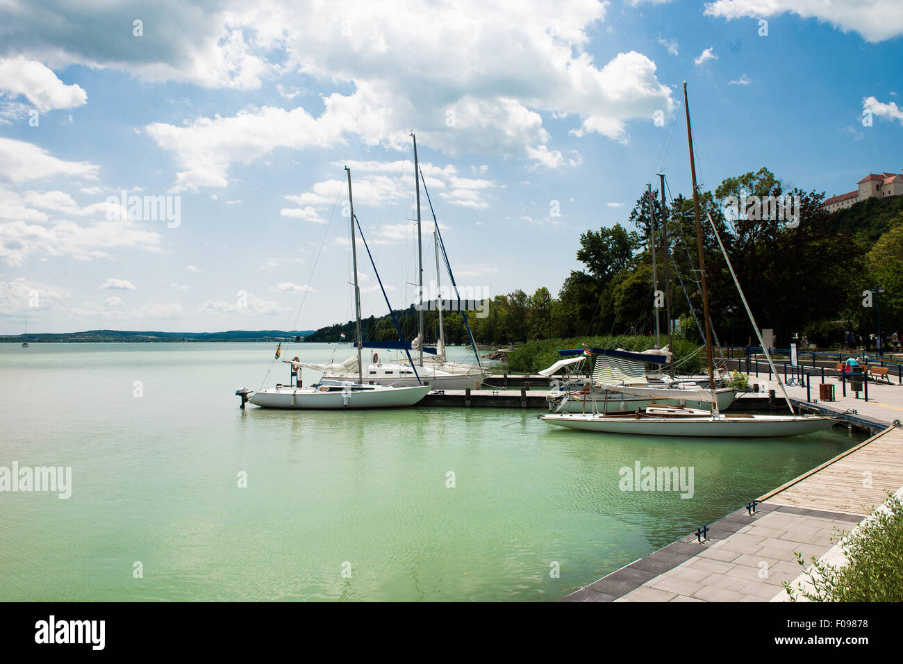 Hafen. mehrere Boote mit Segel furled steht im dock Stockfoto