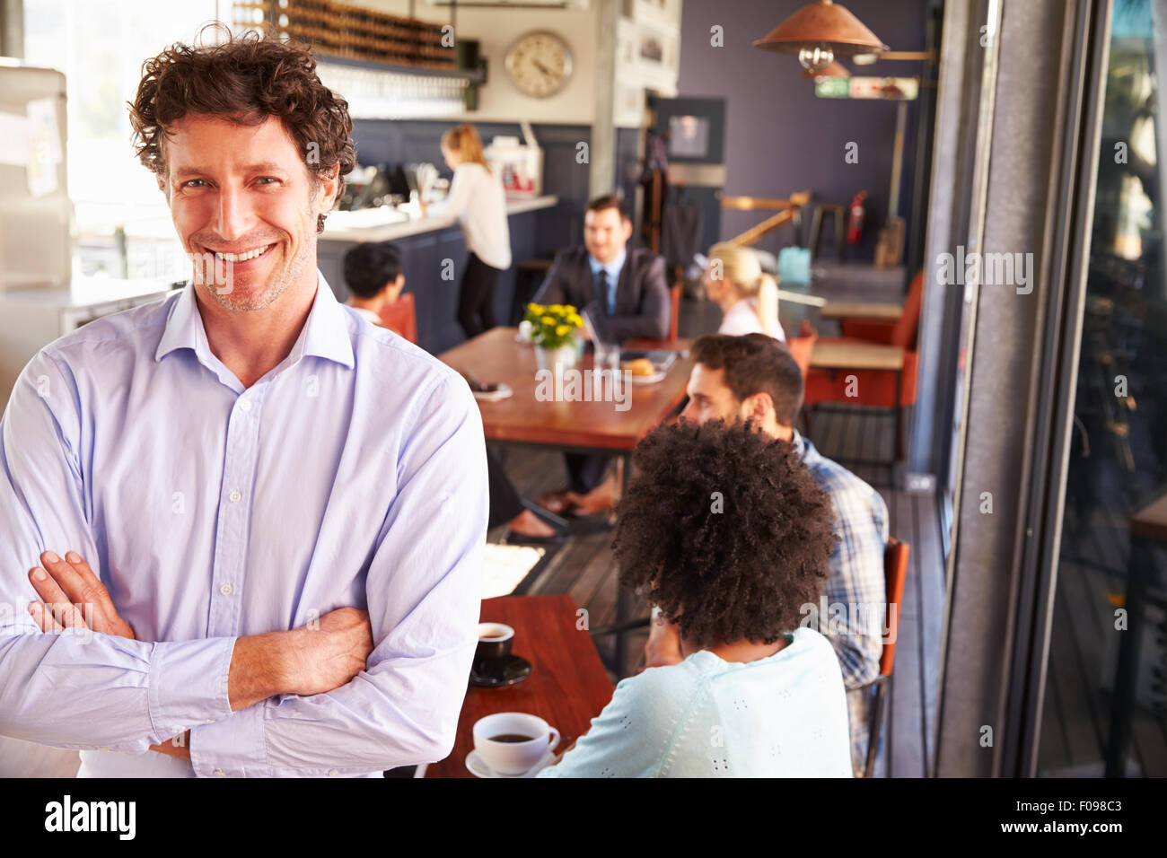 Männliche Restaurantbesitzer, Portrait mit verschränkten Armen Stockfoto