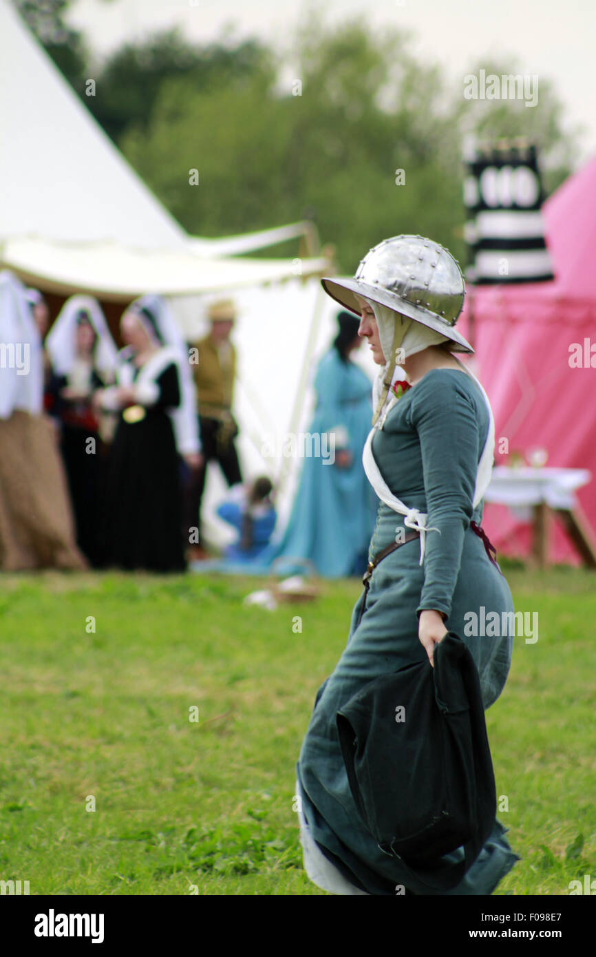 Ein Wasser-Mädchen zu Fuß zurück zum camp Stockfoto