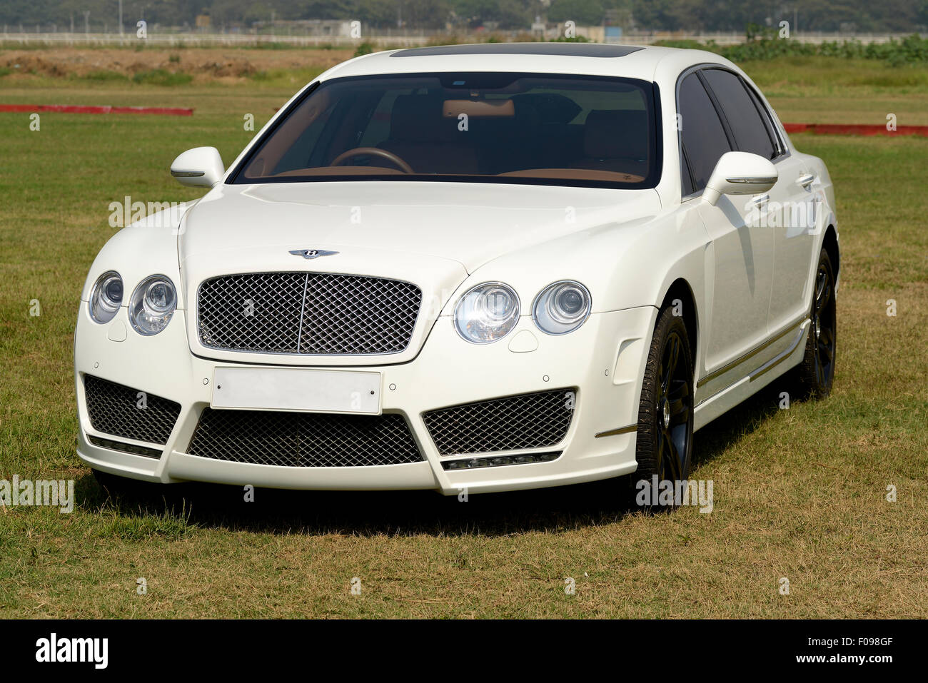 Weiße Bentley Continental GT bei Bombay-Super Auto-Show. Stockfoto