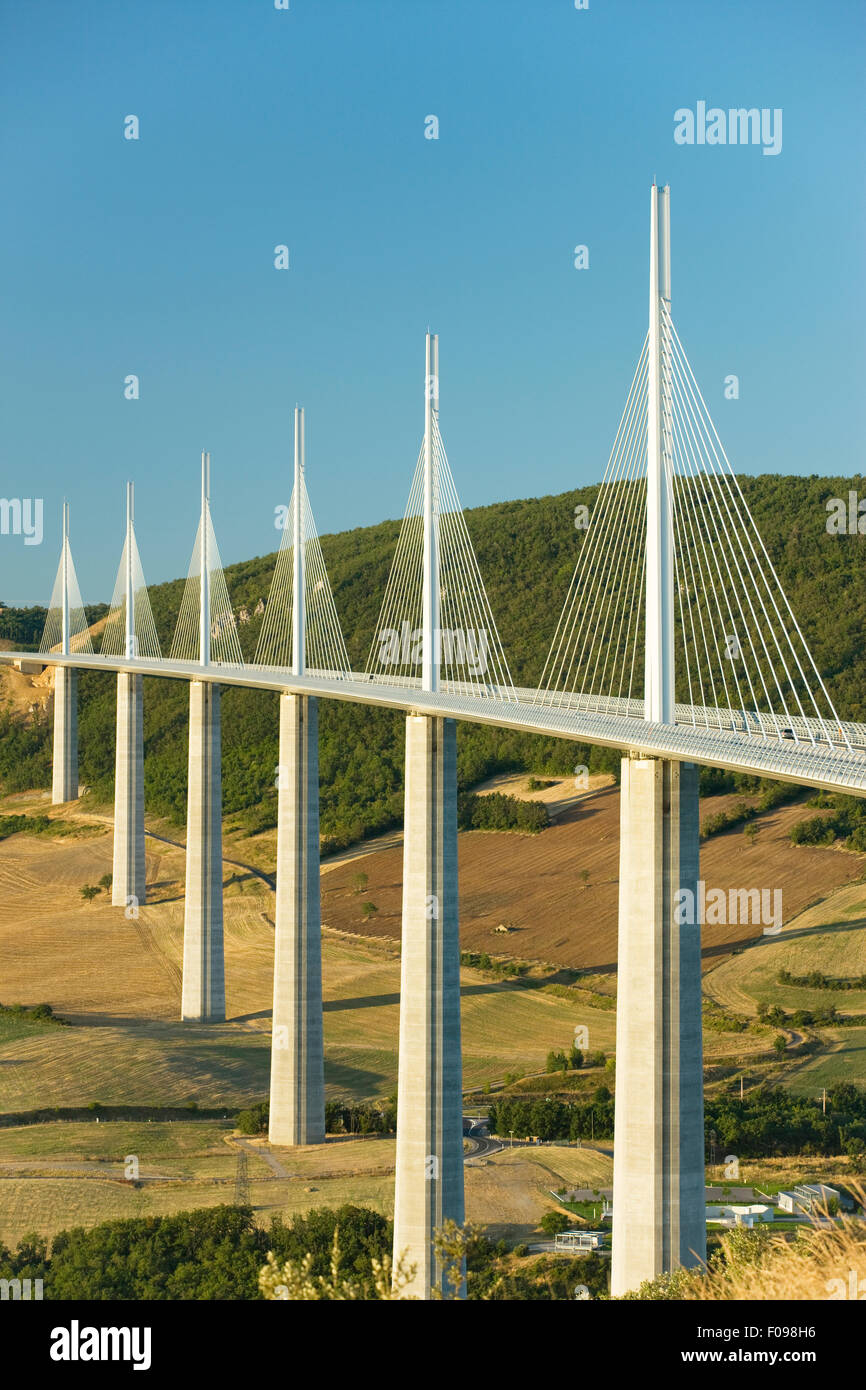 VIADUKT DE MILLAU (© NORMAN FOSTER / MICHEL VIRLOGEUX 2004) AUTOROUTE