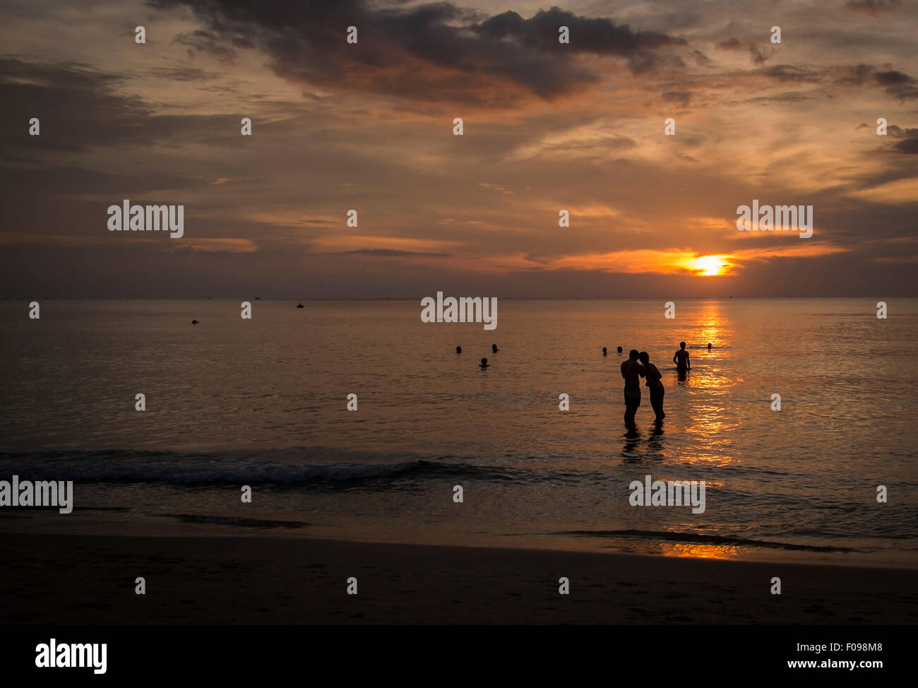 Sonnenuntergang am langen Strand, der Insel Phu Quoc, Vietnam Stockfoto