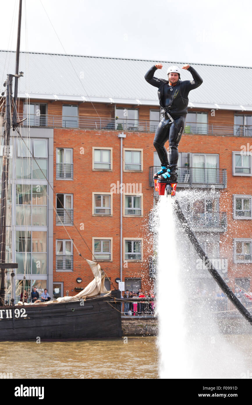 Flyboard beim Gloucester Tall Ships Festival 2015 in Gloucester Docks UK Stockfoto