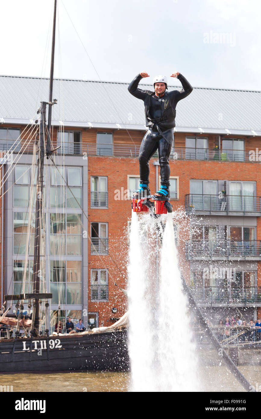 Flyboard beim Gloucester Tall Ships Festival 2015 in Gloucester Docks UK Stockfoto