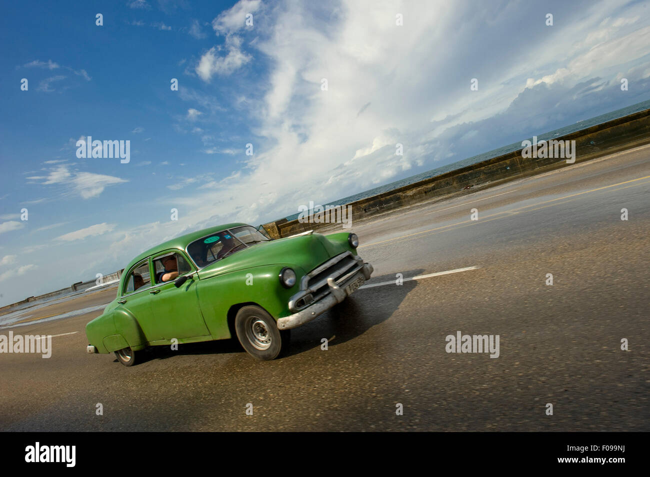 Horizontale Straßenansicht des Malecon in Havanna, Kuba. Stockfoto