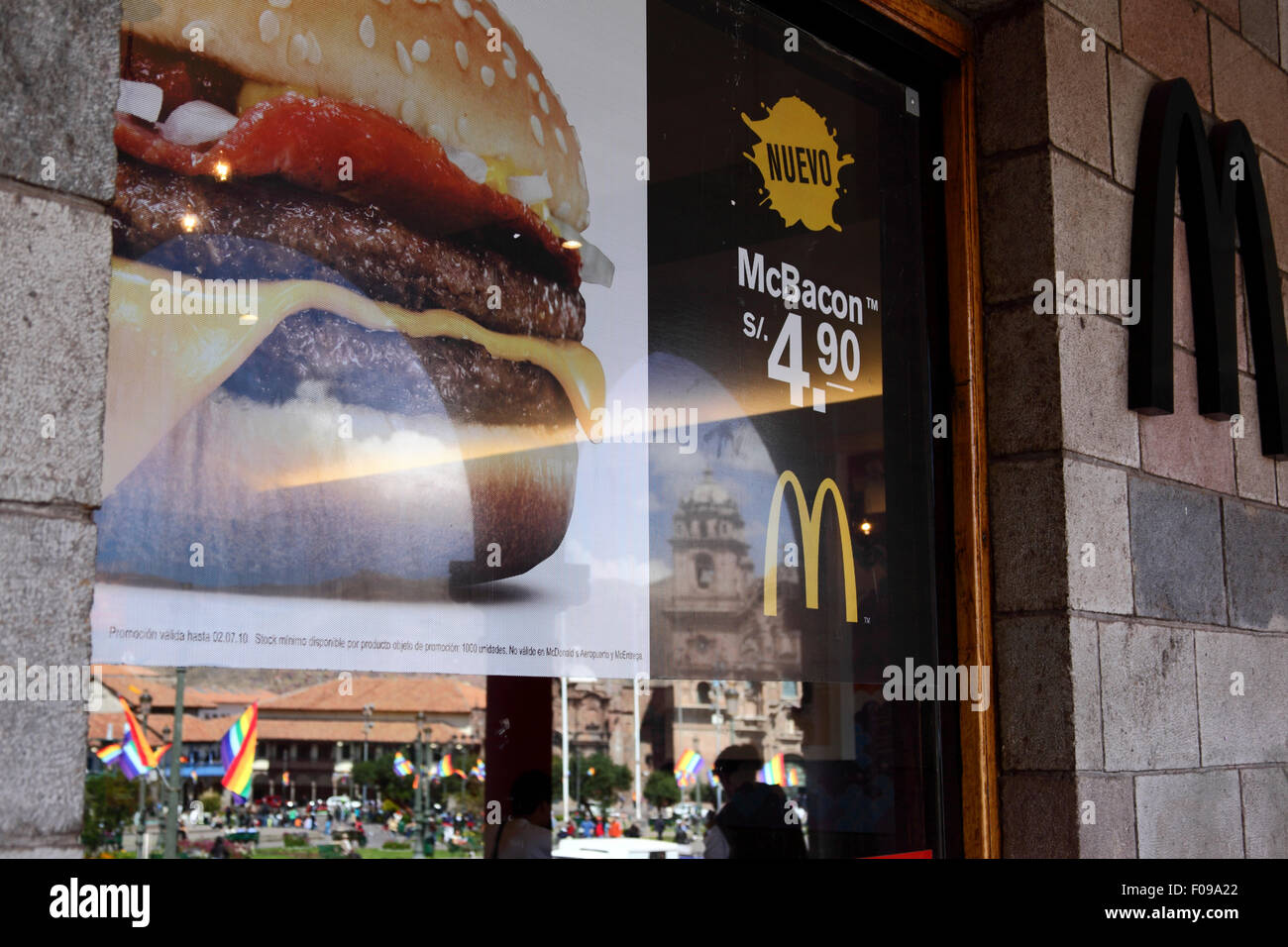 Compania de Jesus Kirche spiegelt sich im Fenster des McDonalds Fastfood Restaurant, Plaza de Armas, Cusco, Peru Stockfoto