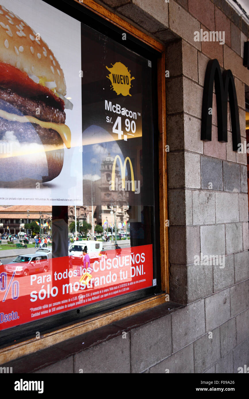 Compania de Jesus Kirche spiegelt sich im Fenster des McDonald's-Fastfood-Restaurant, Plaza de Armas, Cusco, Peru Stockfoto