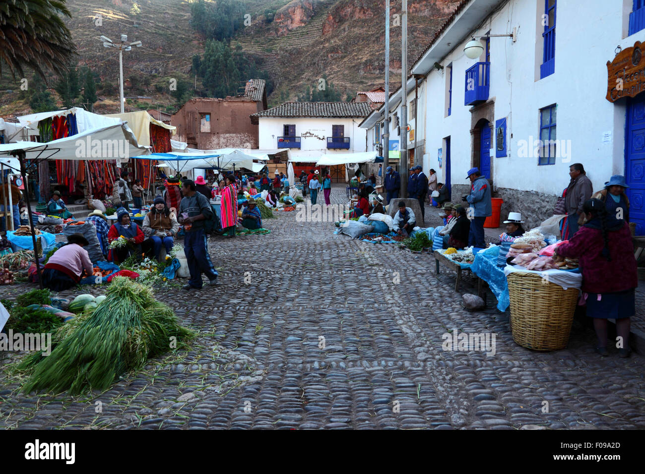 Blick über Stände auf Pisac Markt, Heiliges Tal, Peru Stockfoto